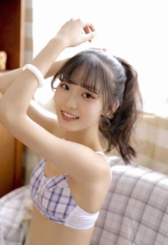 甜美笑容少女私房吊带抹胸清纯诱惑写真