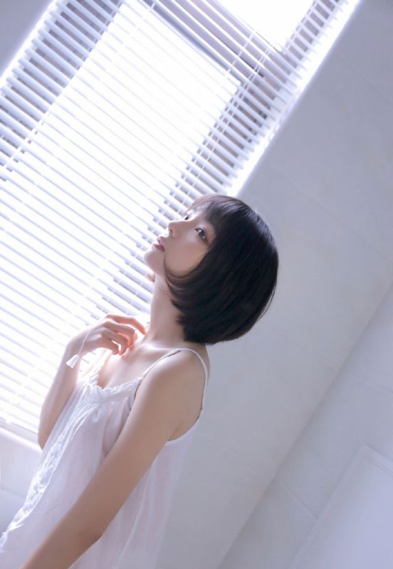 日本美女吊带短发情趣诱惑性感写真