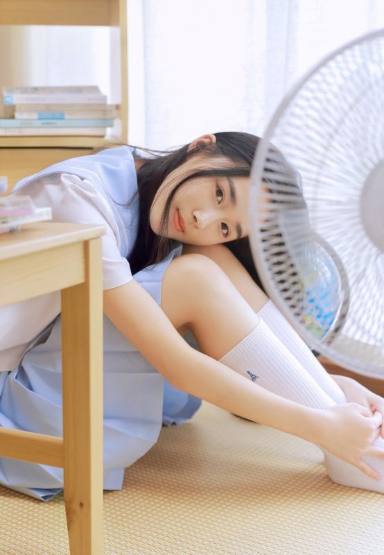 日本清纯学生妹白丝美腿居家性感制服诱惑写真