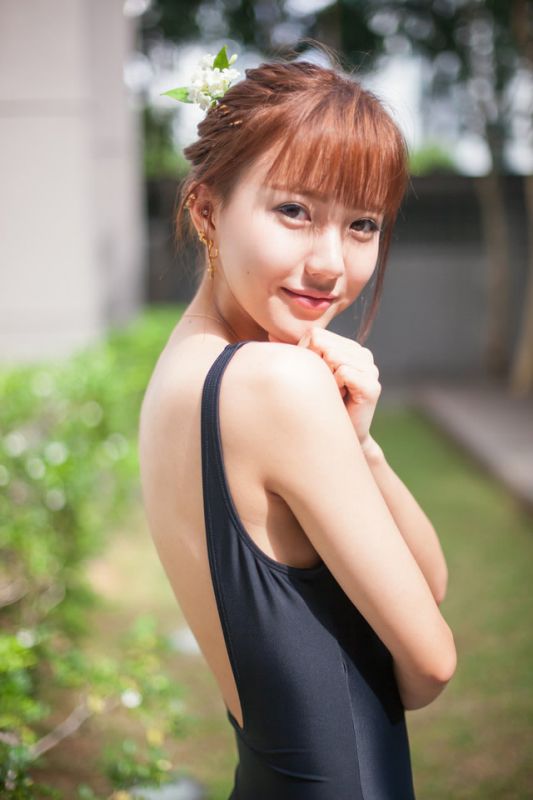 性感泳装嫩模秀迷人美背写真
