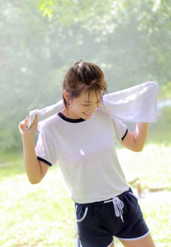 夏日户外美女嬉戏玩水性感湿身诱惑写真