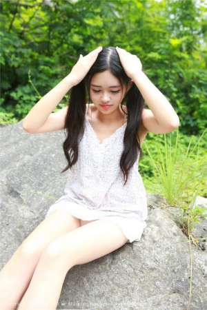 比基尼模特果味包子溪间大秀傲人曲线身材