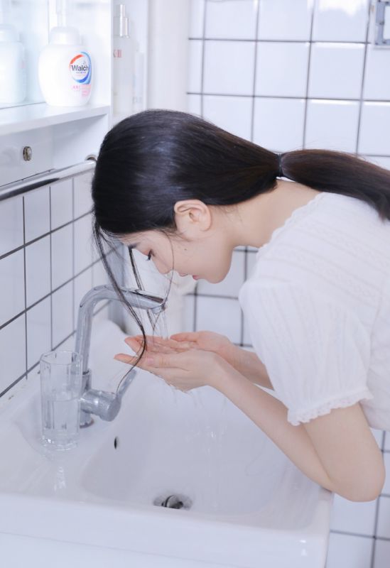 萝莉少女私房洁白睡裙小清新美女写真