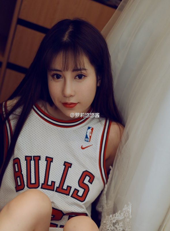00后小美女悠悠酱微博性感写真图片