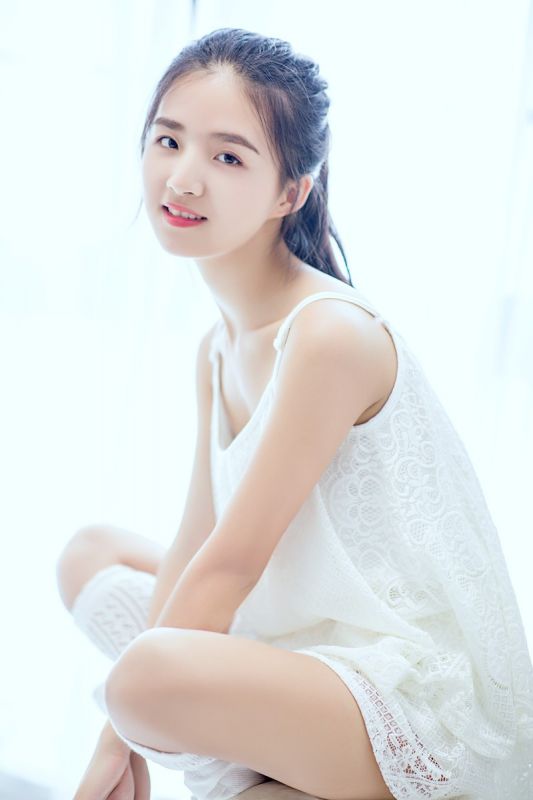 麻花辫少女天真无邪白嫩酥胸丰韵写真