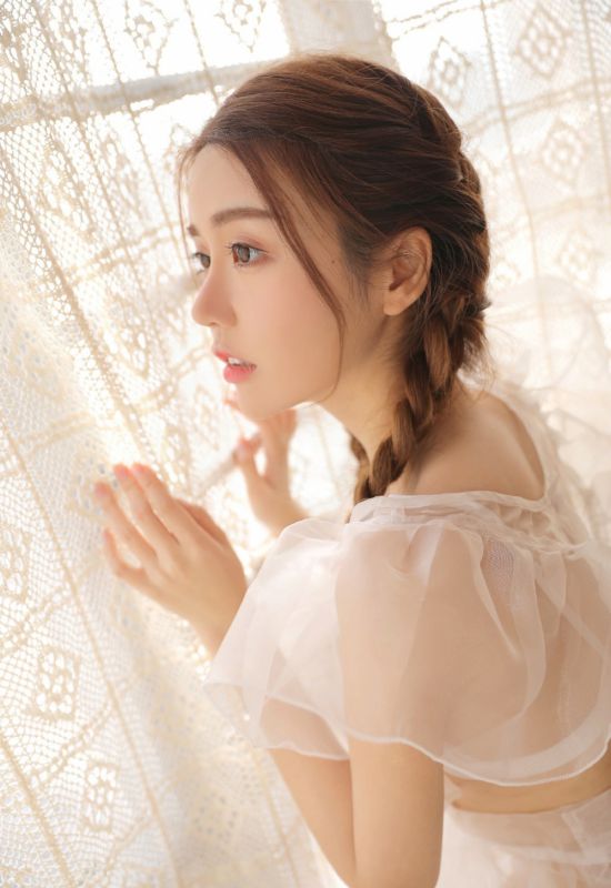 麻花辫邻家少女素颜长发尤物写真