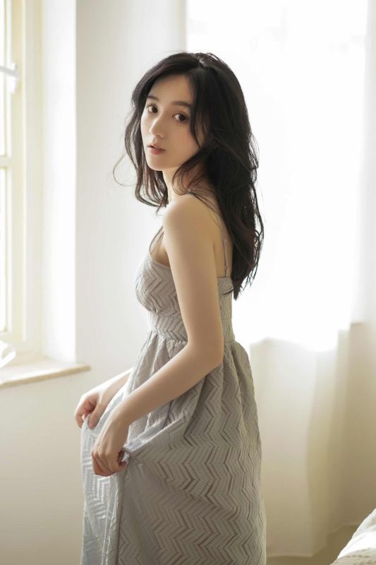 纯萌大眼睛邻家妹妹小褶裙沙发上撩人写真