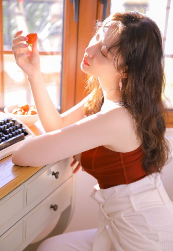 五官精致美少女阳光唯美白嫩爆乳性感人体艺术图片