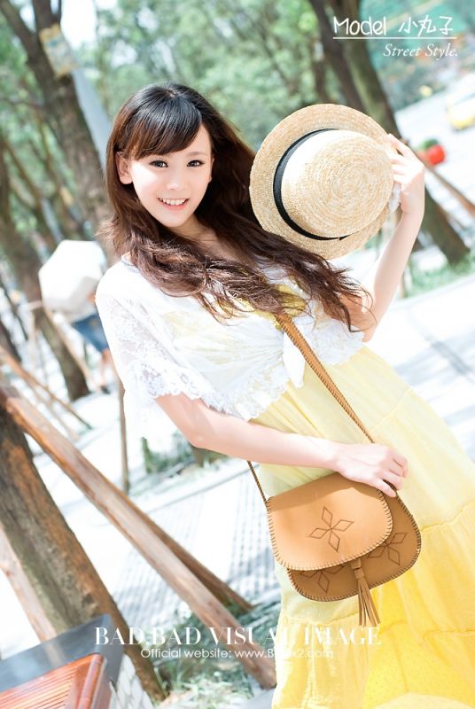 可爱美女街头迷人写真照