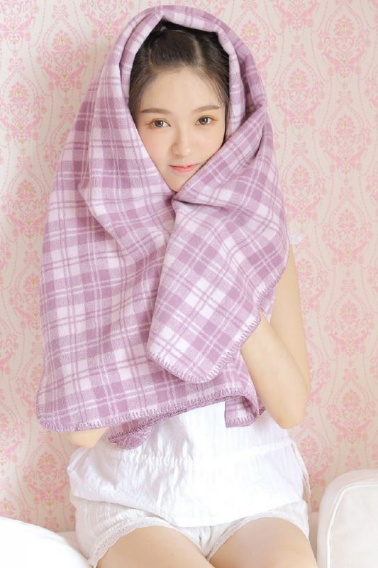 00后小辫子少女居家蛋糕奶油舔嘴可爱诱惑写真