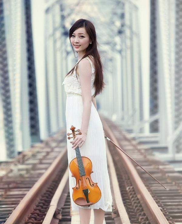 白色长裙美女户外迷人写真