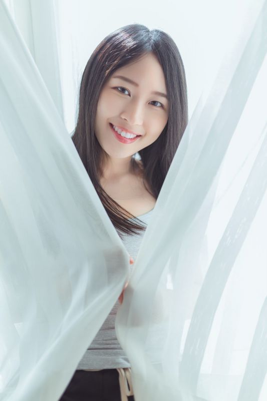 邻家姐姐酥胸吊带凹凸有致诱惑写真