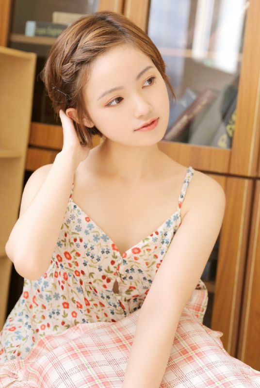 混血短发美女养眼淑女裙私房乙女写真