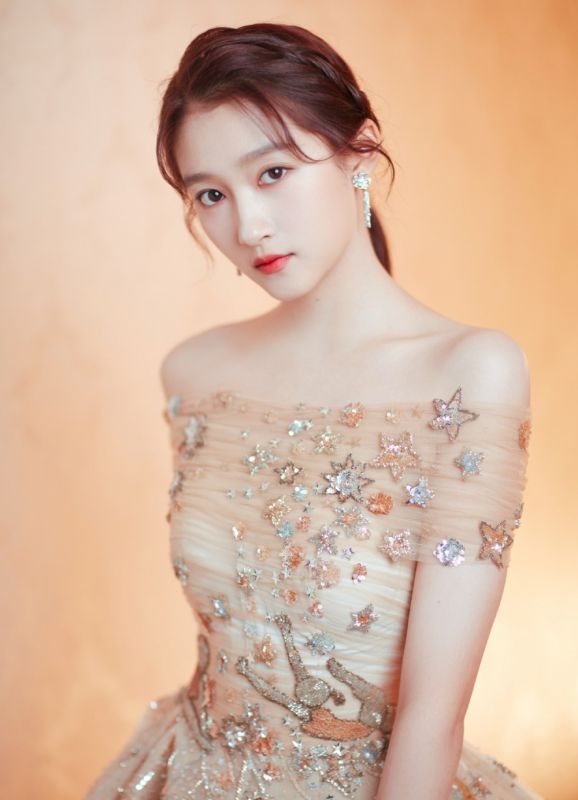 邻家气质少女关晓彤精致礼裙养眼明星写真