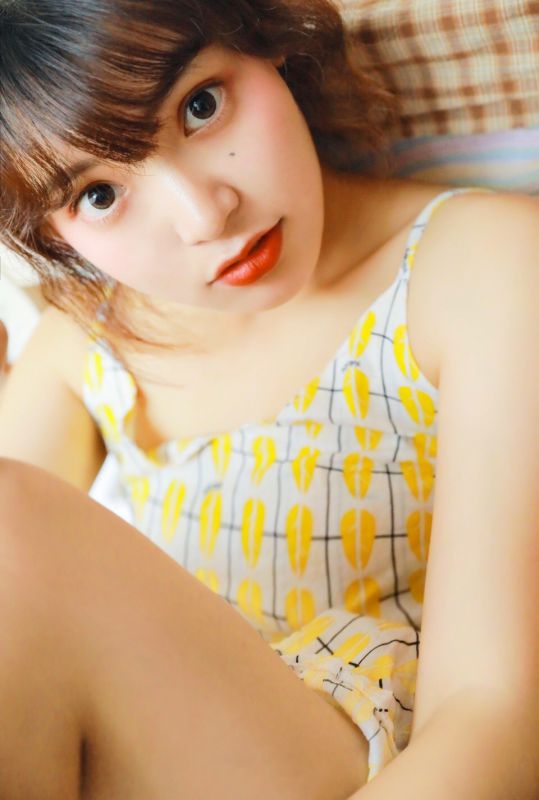 吊带美女性感酥胸玉足私房葡萄写真