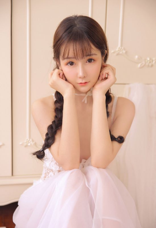 奶油小妹吊带睡裙白嫩肌肤诱人女孩写真