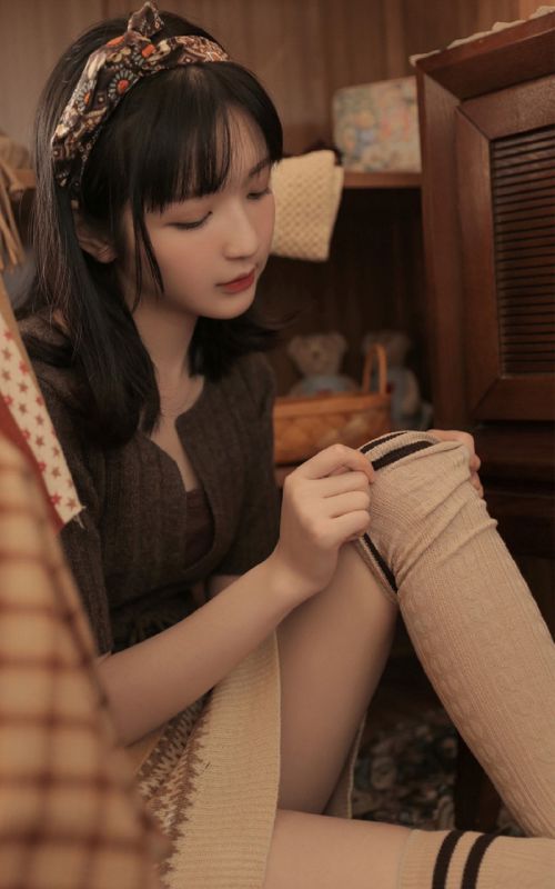 韩国可爱漂亮萝莉美女居家丝袜美腿写真图片