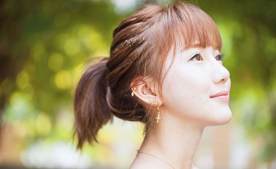 清纯女孩户外秀迷人美背