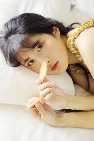 冷艳床上美女露肩吊带内衣养眼清纯风骚大尺度私房图片