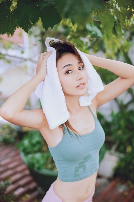 运动少女户外湿身大奶喷射大腿写真