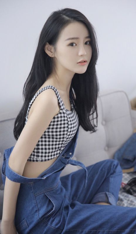 韩国星二代美少女居家背带裤白嫩氧气室内写真