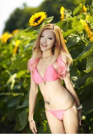 粉色比基尼美女户外写真照
