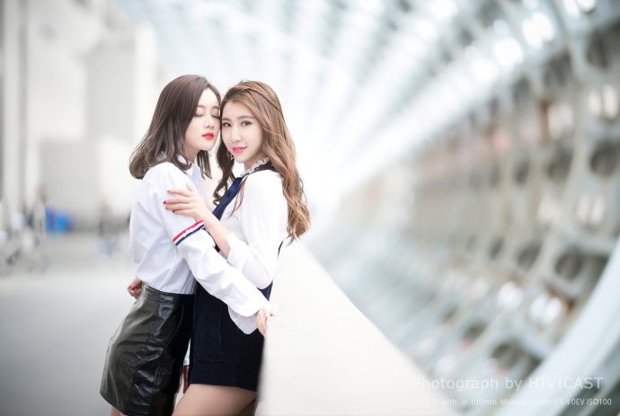 街头美女长腿翘臀超短裙漂亮闺蜜性感写真