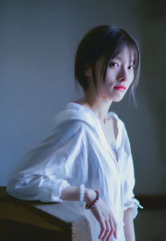 娇气不良辣妹香艳白皙美乳热裤长腿写真图片