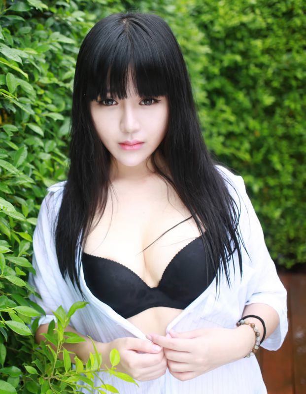 黑色内衣美女泳池湿身照