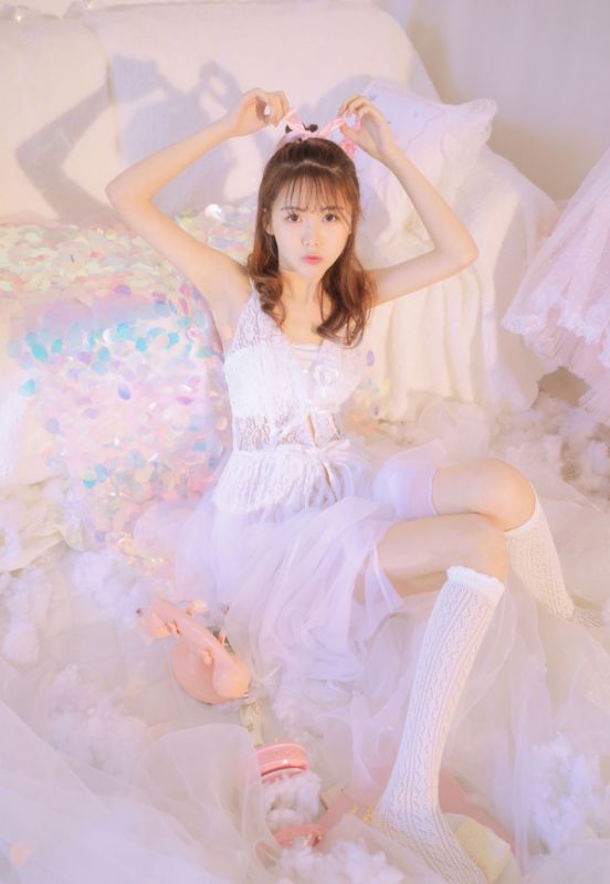 薄纱内衣粉嫩美女长腿白丝清纯甜美养眼写真