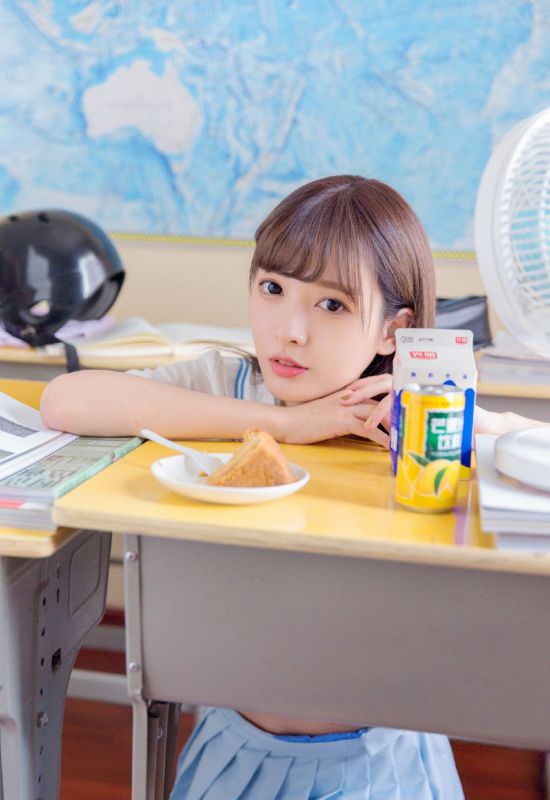 教室少女肤白貌美香艳玉足小清新写真