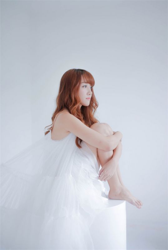 清新美女室内唯美写真图片