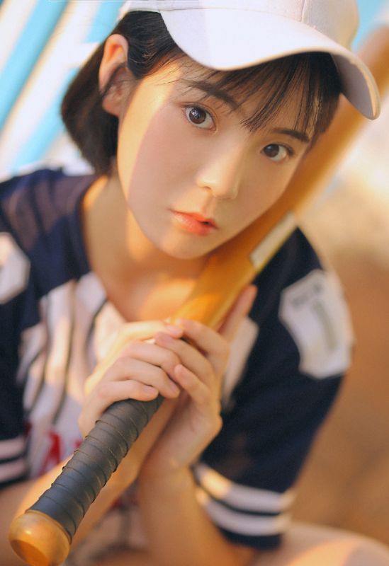 短发挥球女孩迷人身姿氧气写真图片