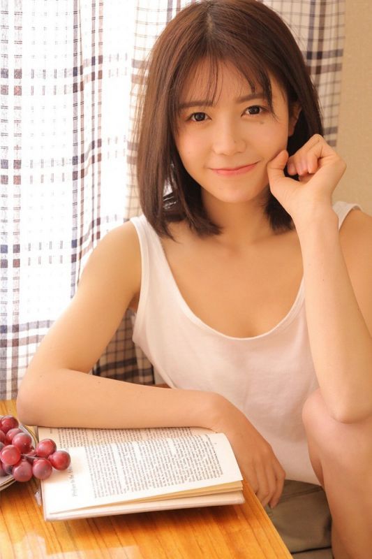 素人美女御姐吊带真空背心长腿妖娆写真