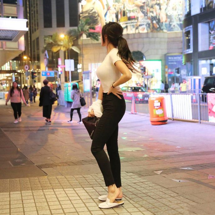 街拍极品爆乳翘臀美女性感惹火曲线写真