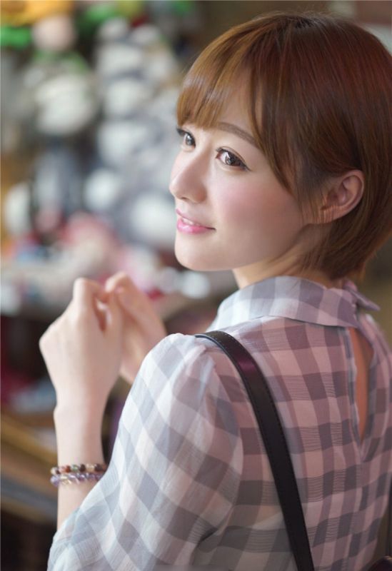 甜美短发女孩青涩写照