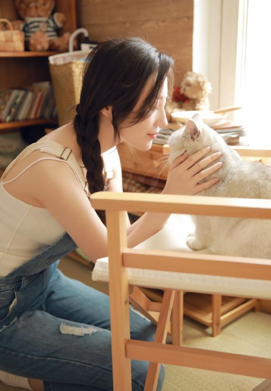 白嫩麻花辫学生妹吊带牛仔裤美女居家清纯养眼写真