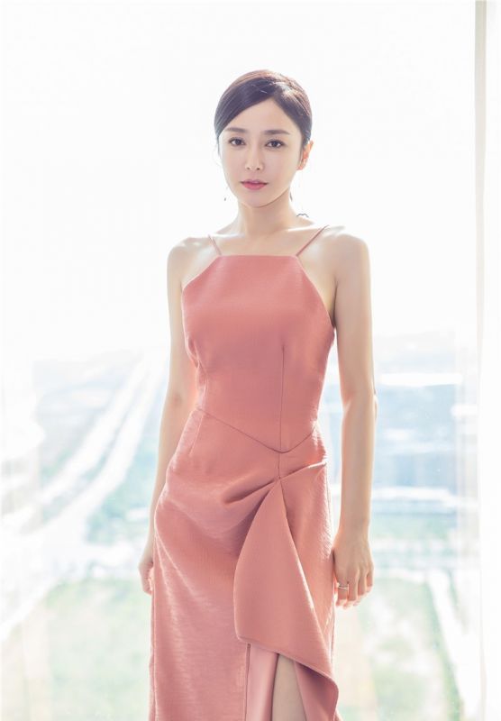 秦岚闺房肚兜裙香肩火辣性感吊带美女明星写真