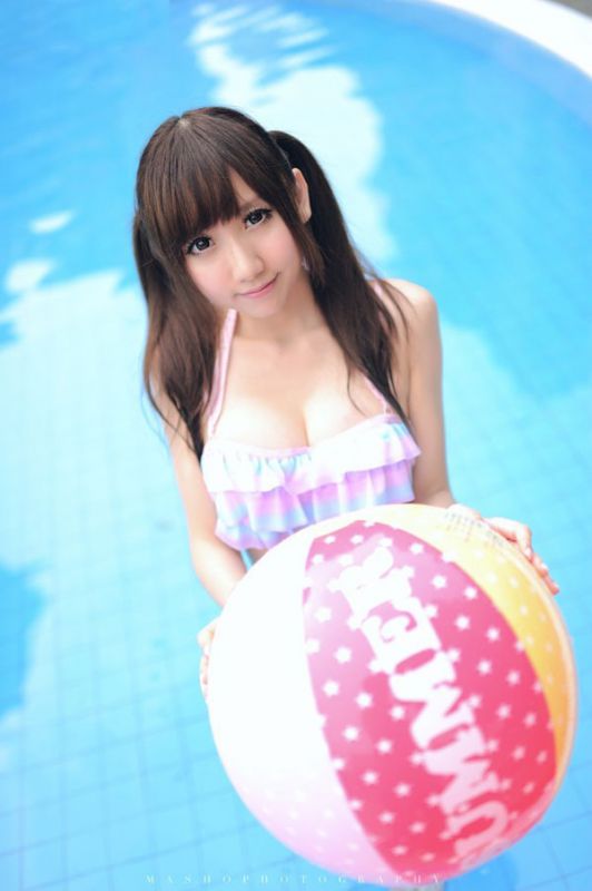 90后美女泳池比基尼诱惑写真集