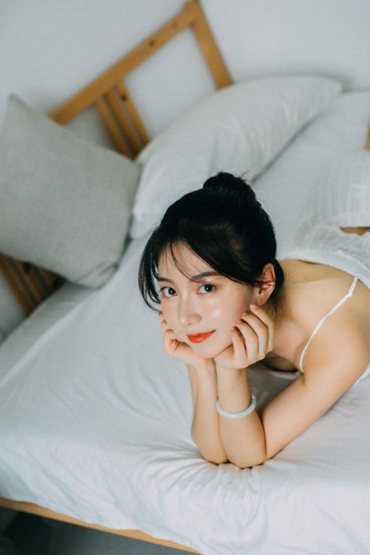 白嫩少妇深v爆乳床上妖娆风骚诱惑性感写真图片