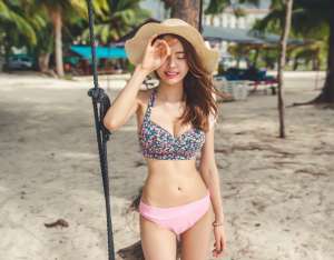 粉色比基尼沙滩美女模特户大胆人体艺术写真图片