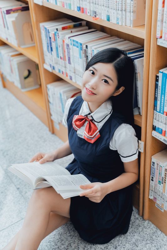 图书馆文艺气质美女校花清纯养眼图片