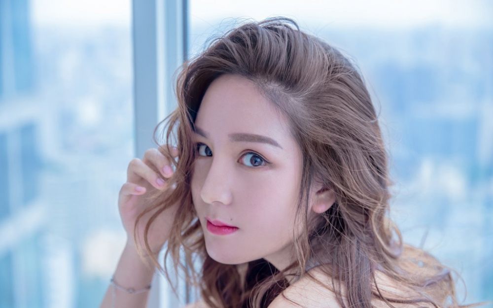 火辣少妇风骚吊带长腿热裤性感妖娆写真图片