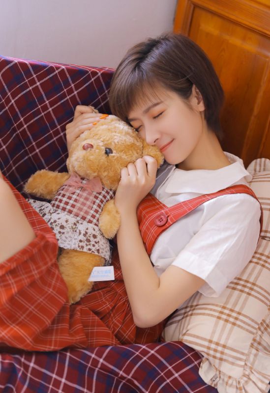 邻家短发萌妹子少女室内背带裙清爽写真