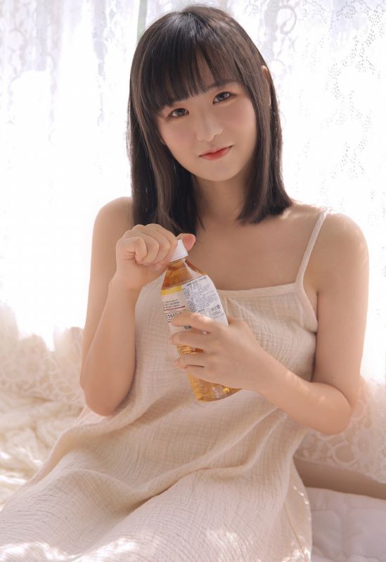 大和抚子温柔气质美女吊带背心粉嫩闺房写真