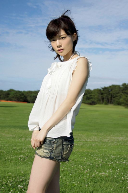日本90后美女松川佑依子清新外拍