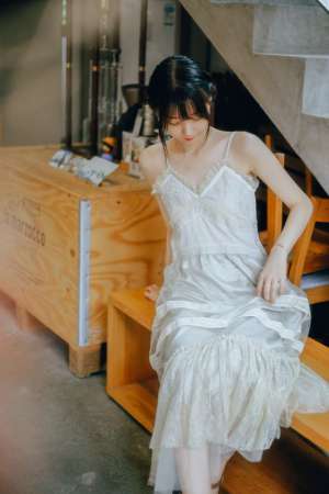 文艺白皙漂亮美女吊带水手制服清纯惹火私房写真