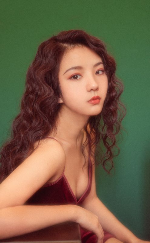 卷发美女少妇妖娆妩媚吊带深沟撩人性感写真图片