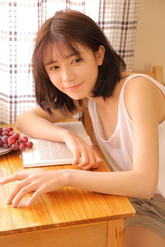 素人美女御姐吊带真空背心长腿妖娆写真