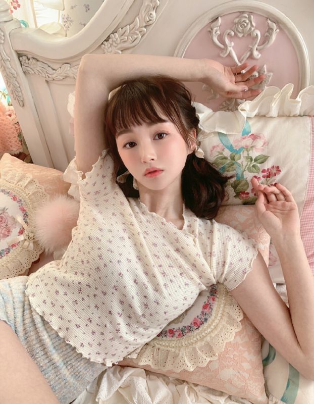 极品美女萝莉私房吊带内衣床上翘臀风骚火辣性感写真